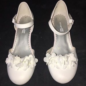 GIRLS FANCY WHITE SHOES - SIZE 2 - FLOWER DETAIL